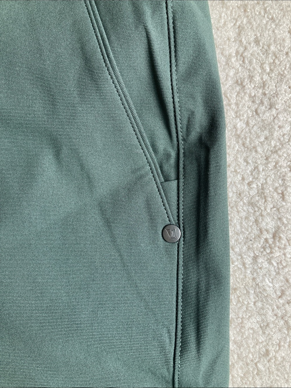 Vuori meta shorts - like new - Picture 3 of 12